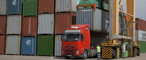 transporte de contenedors en el puerto de Valencia