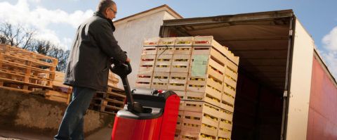 transpaleta carga cajas fruta en camion transporte frifgorfico frutas hortalizas hortofrutcola