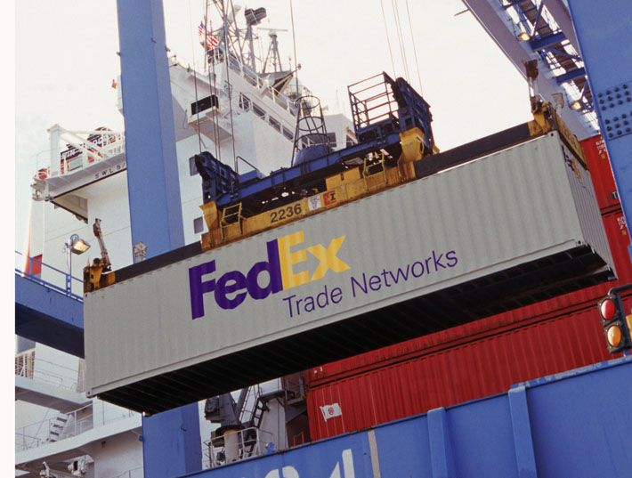 FEDEX Trade Networks descargando contenedor