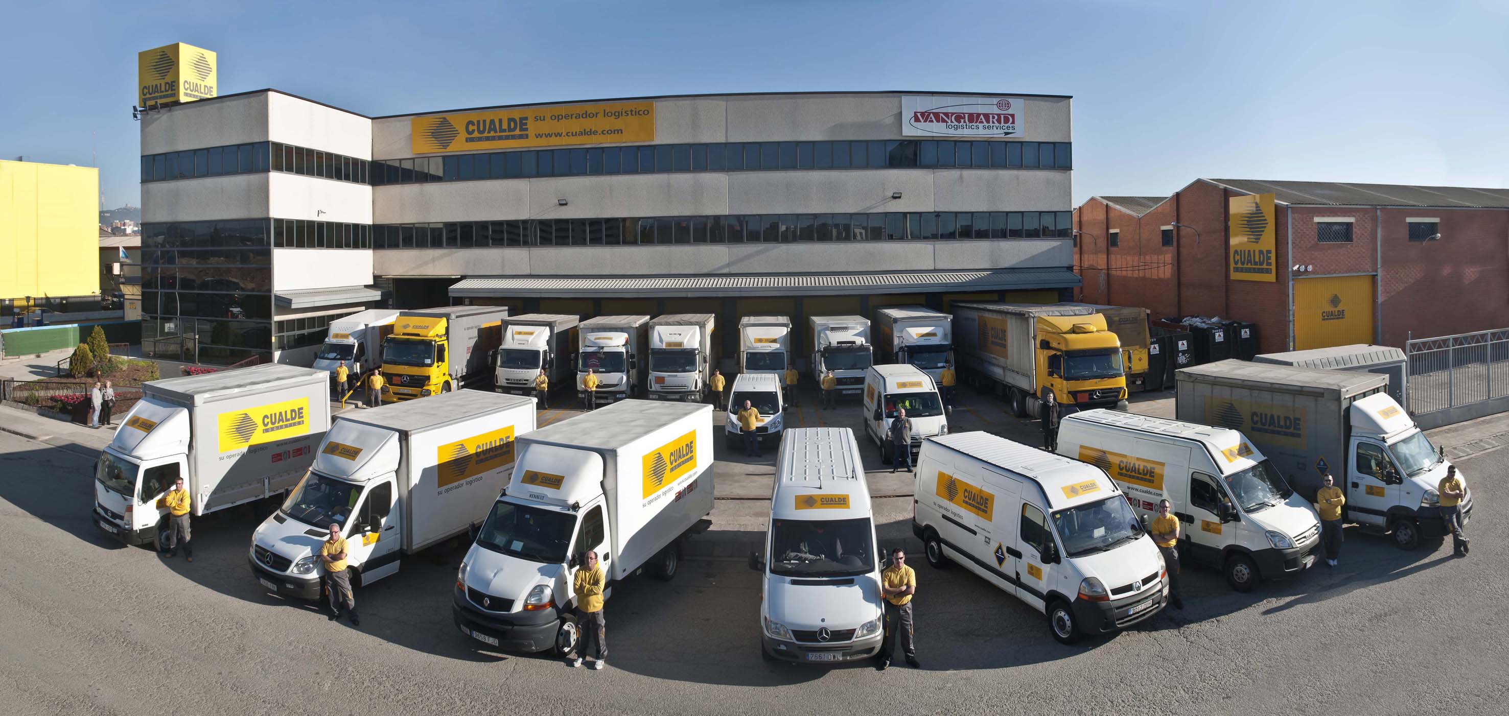 Flota de distribución de Cualde Logistics ante la sede central de Cornellá. Flota de distribución de Cualde Logistics ante la sede central de Cornellá.