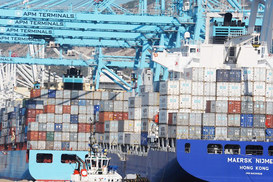 Transporte intercontinental de contenedores en mega-buques.