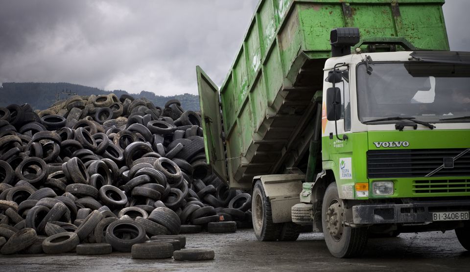 SIGNUS Zamudio entrega de los neumáticos fuera de uso (NFU) a un valorizador