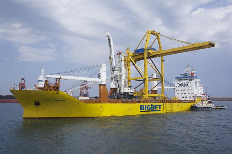 El barco “Happy Diamond” ha transportado la grúa desde el puerto de Barcelona al puerto de Gijón