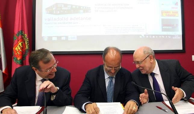 Antonio Silván, Javier de la Riva y Juan José Sota en la firma del convenio del puerto seco
