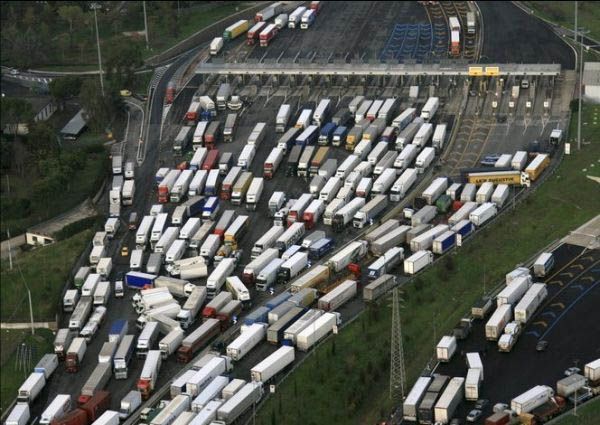 Transporte por csarretera, atasco en la frontera