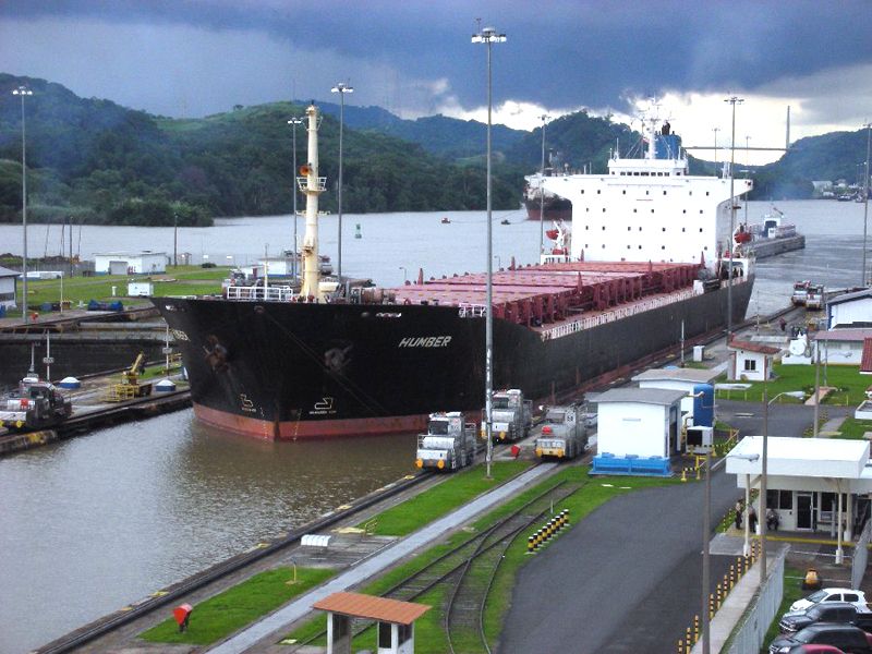Buque en el canal de Panamá