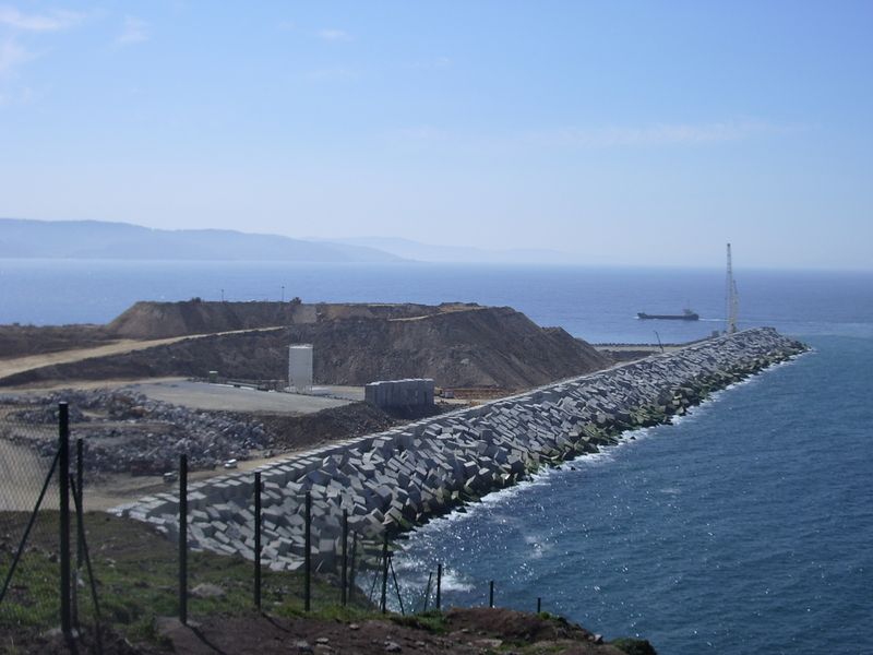 Punta Langosteira en el puerto exterior de La Coruña