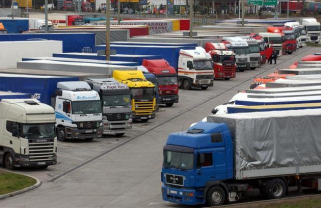 Camiones aparcados en un paso fronterizo