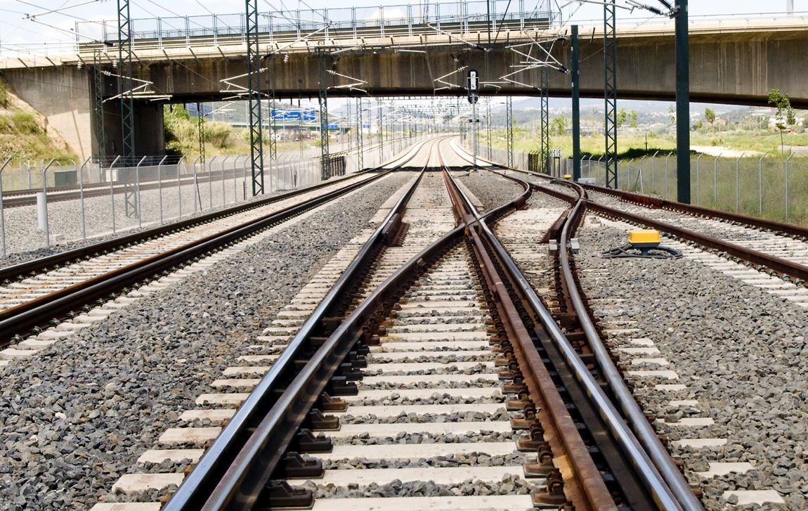 Infraestructura ferroviaria que incorpora un tercer carril.