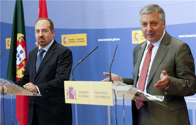El ministro Blanco y Alvaro Santos Pereira tras la reunión en el Ministerio de Fomento