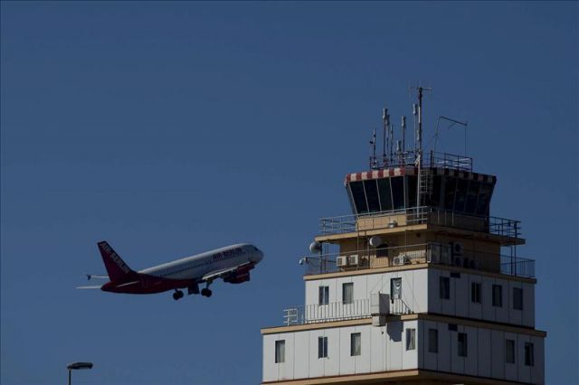 Avión despegando en el aeropuerto de Tenerife Norte