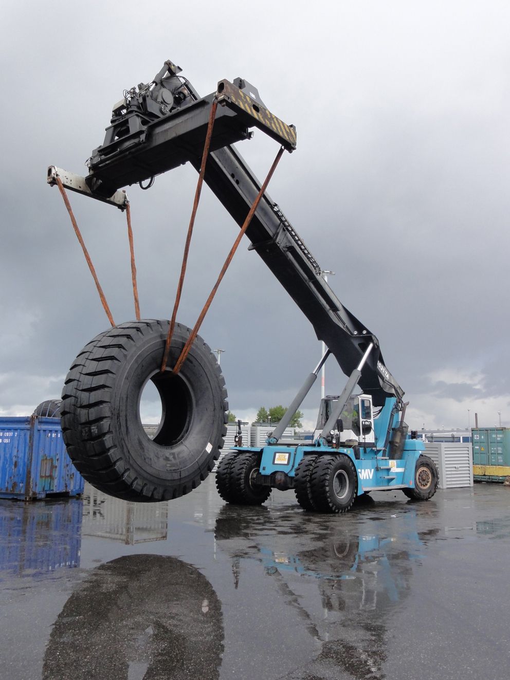 Neumático Bridgestone para uso en minería a cielo abierto de 4,02 m de diámetro y 5,75 tn de peso.