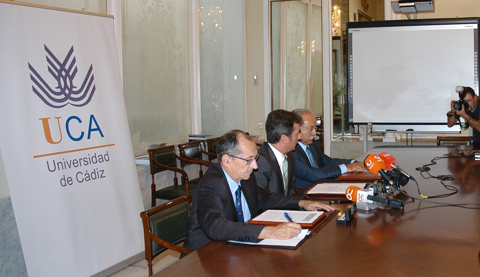 Firma para la continuidad del máster oficial de la Universidad de Cádiz en Gestión Portuaria y Logística