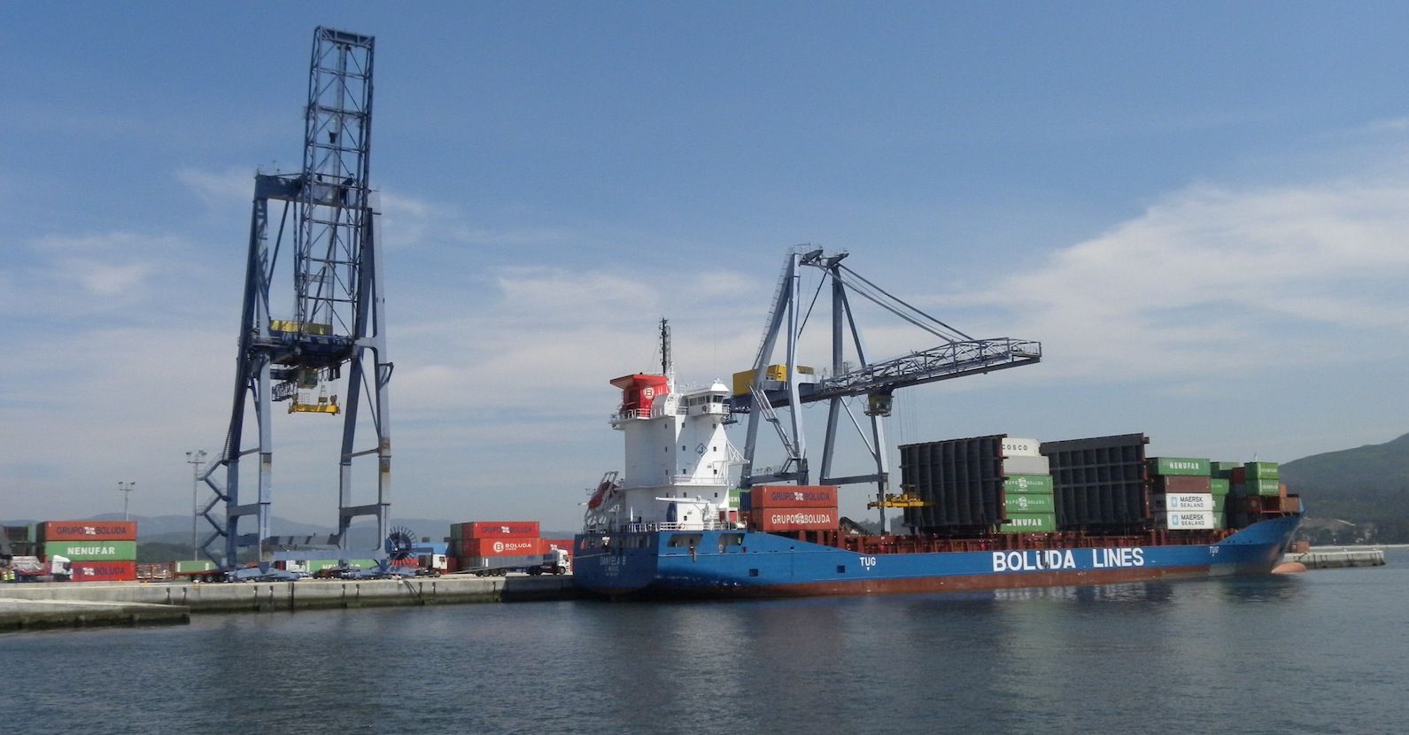 Boluda operando en el puerto de Vilagarcía