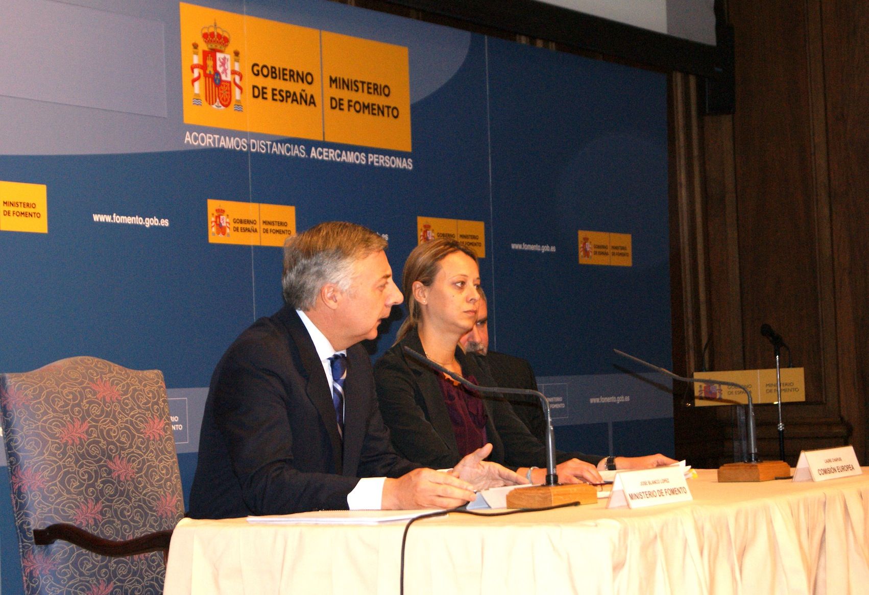 El ministro de Fomento, José Blanco y la representante de la Comisión europea, Laure Chapuis.