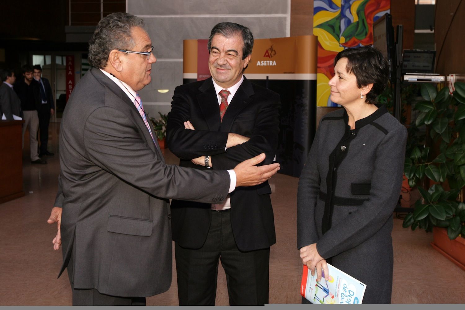 De Izda. a derecha - Ovidio de la Roza, Fco. FernándezCascos e Isabel Marqus