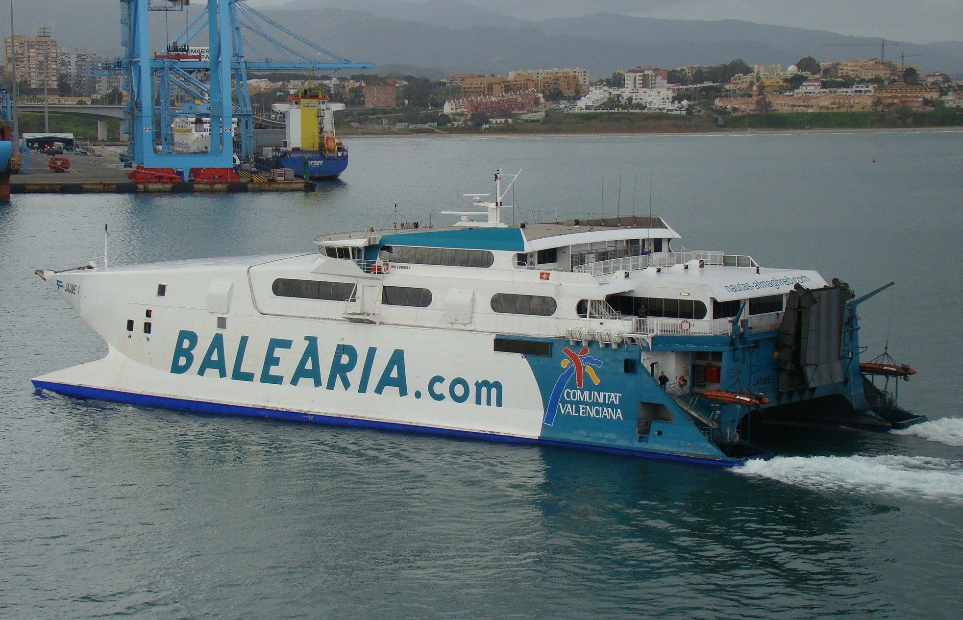 Balearia entrando en el puerto de Algeciras