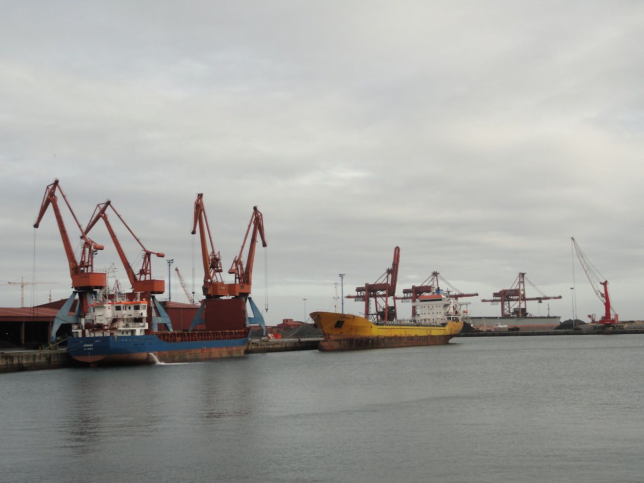 Muelles del puerto de Gijón