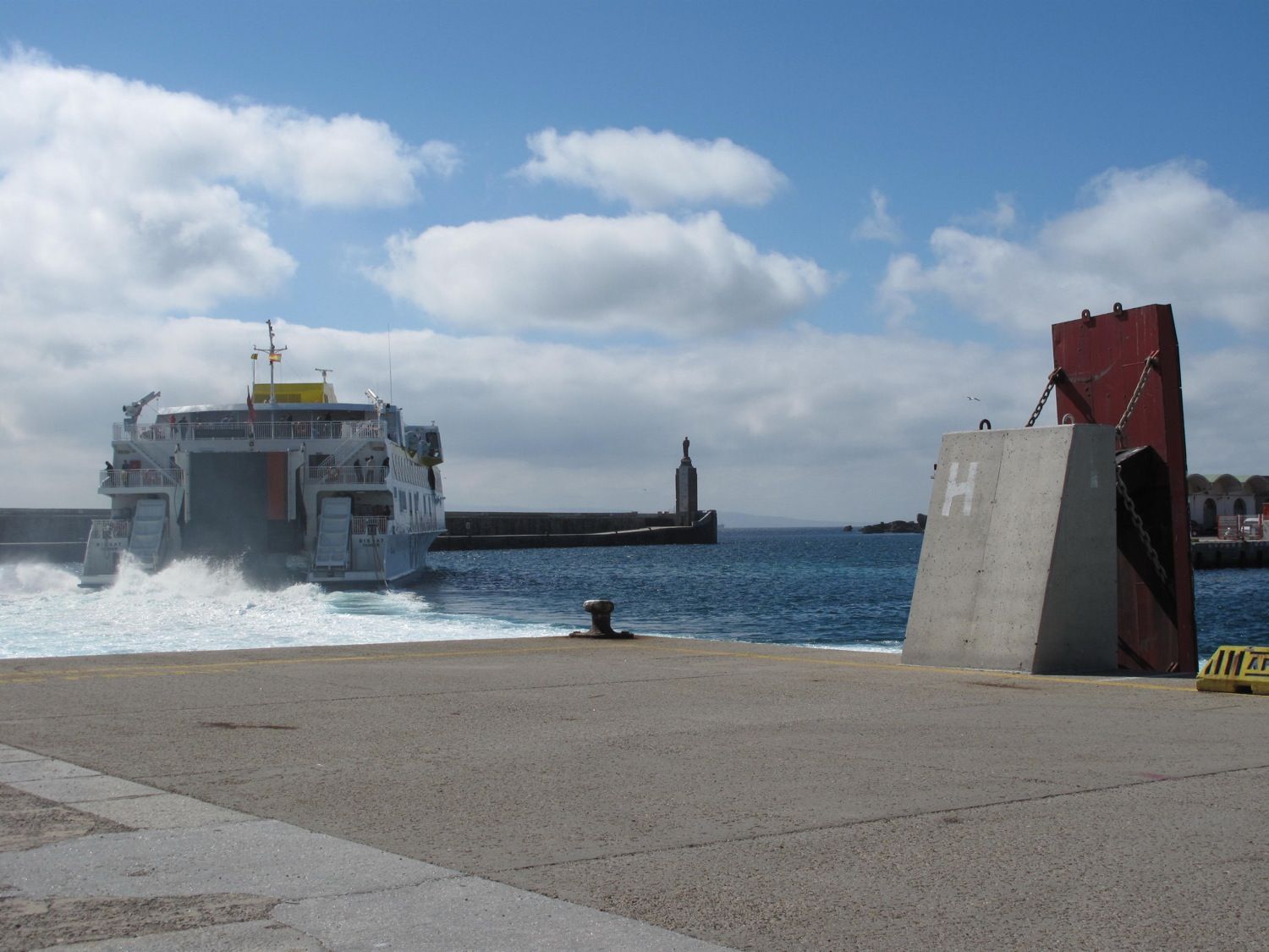 Bahía de Algeciras sacará a concurso dos atraques del Puerto de Tarifa