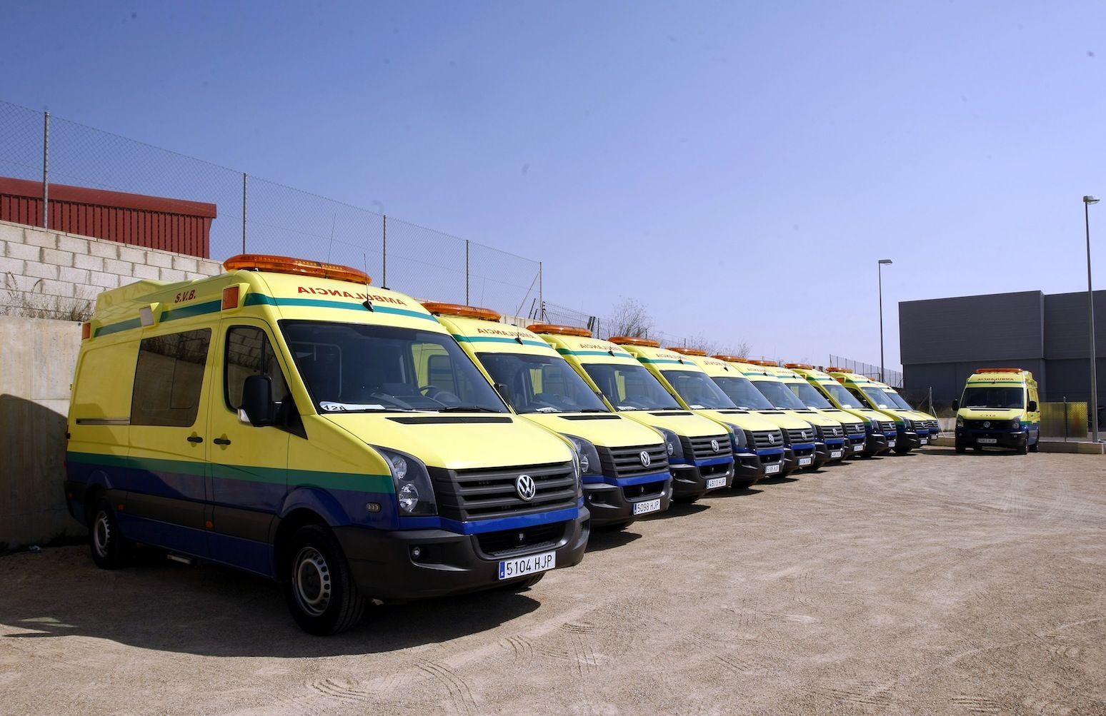 Volkswagen entrega una flota de 94 unidades de Crafter ambulancia a Ambuibérica