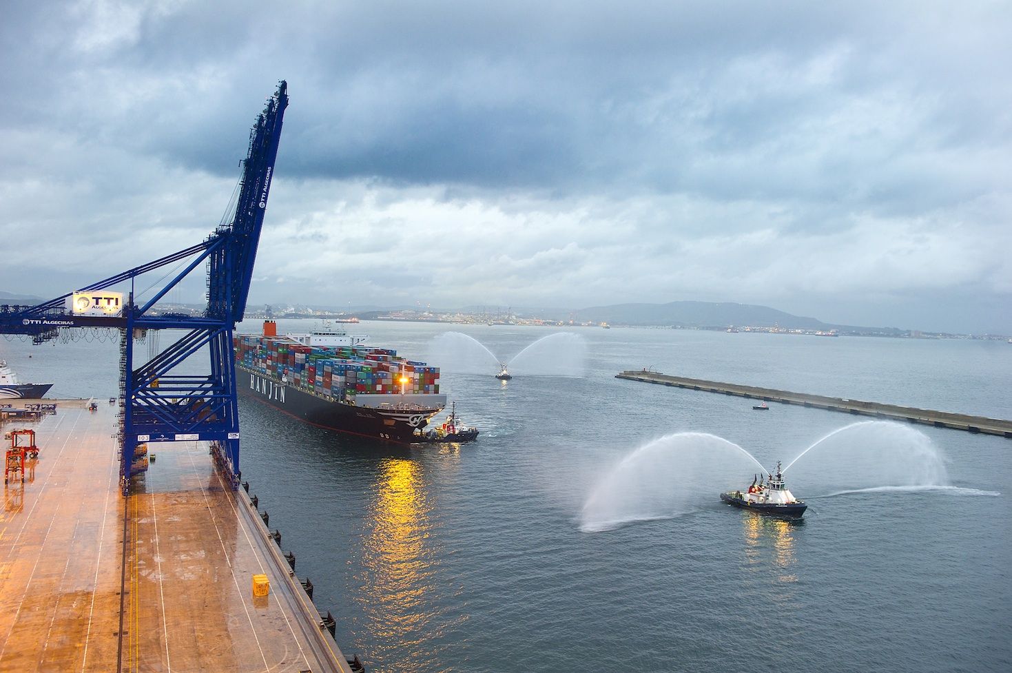 El buque Hanjin Sooho entra en la terminal de TTI Algeciras