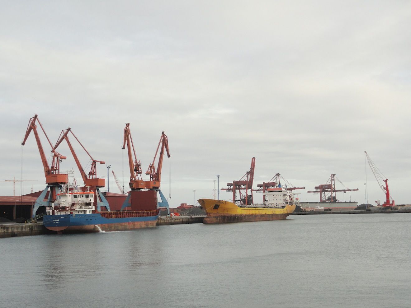 Muelles del puerto de Gijón