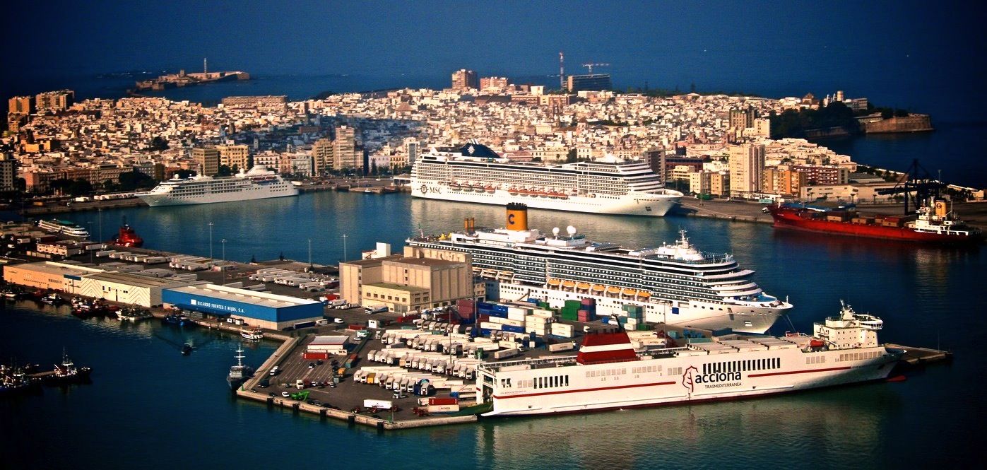 Cruceros en el puerto de Cádiz Cruceros en el puerto de Cádiz