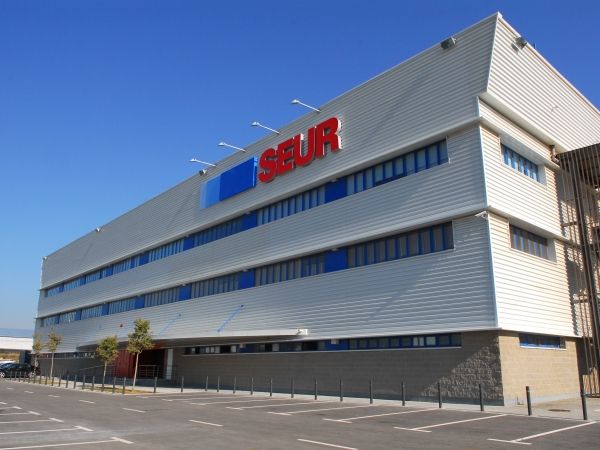 Seur presenta su informe RSC 2011 con una mayor apuesta por la movilidad sostenible Seur presenta su informe RSC 2011 con una mayor apuesta por la movilidad sostenible