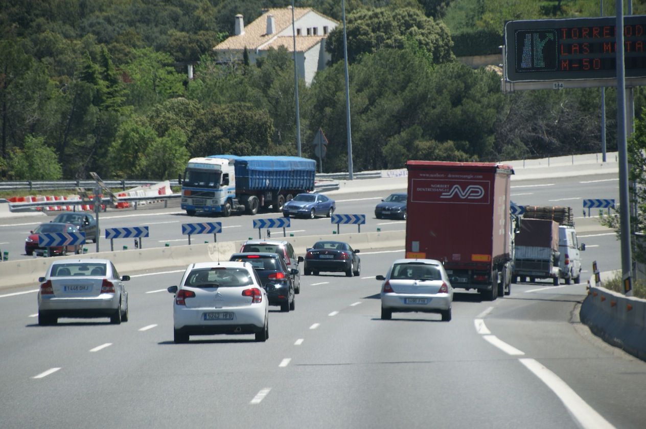 Tráfico de camiones en una carretera.
