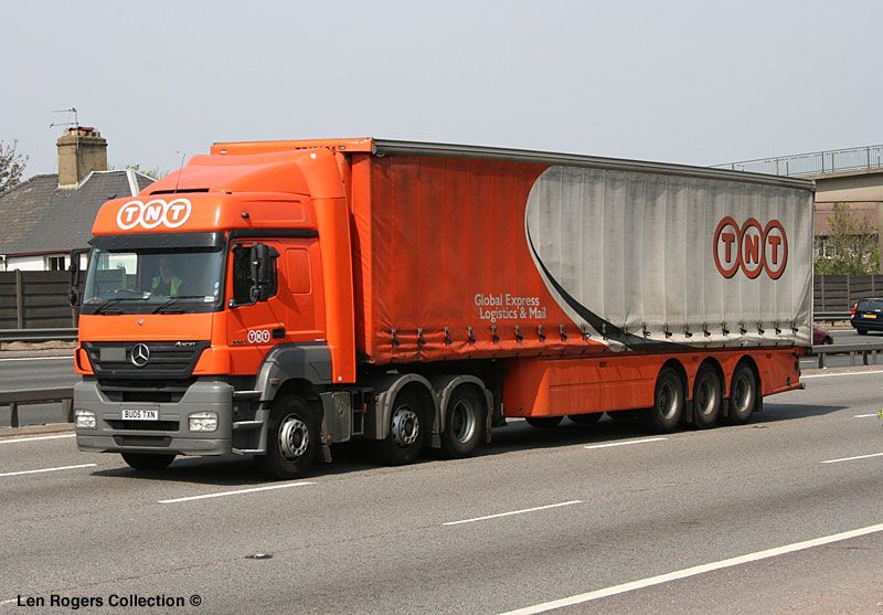TNT prueba los nuevos camiones más largos por las carreteras inglesas