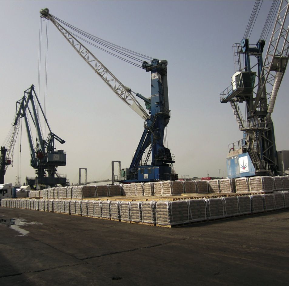 El puerto de Sevilla recupera sus tráficos de exportación de cemento