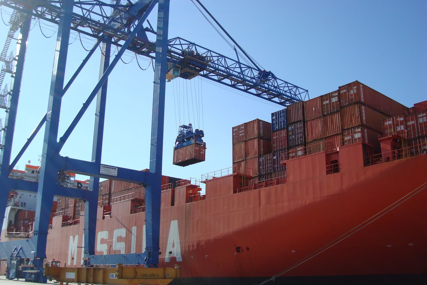 Carga de contenedores en el puerto de Castellón
