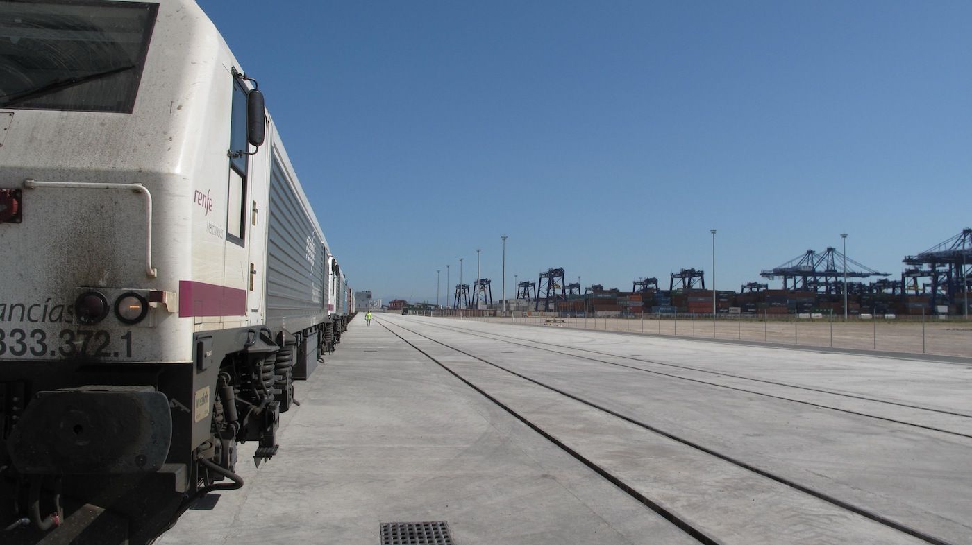 Pruebas de vias en la terminal ferroviaria de Isla Verde en el puerto de Algeciras.