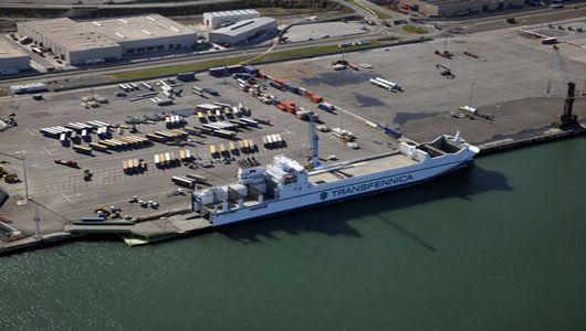 Terminal en el puerto de Bilbao para la autopista del mar de Transfennica con Zebrugge