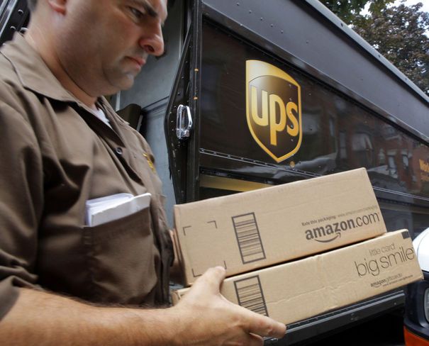 Mensajero de UPS entregando un paquete de Amazon.