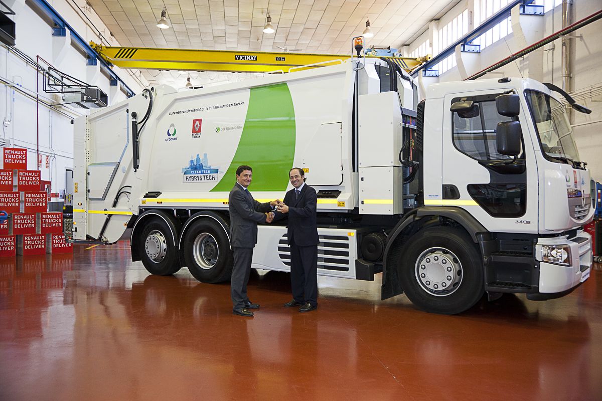 Renault entrega el primer camión hibrido de 26 tn para recogida de residuos en España