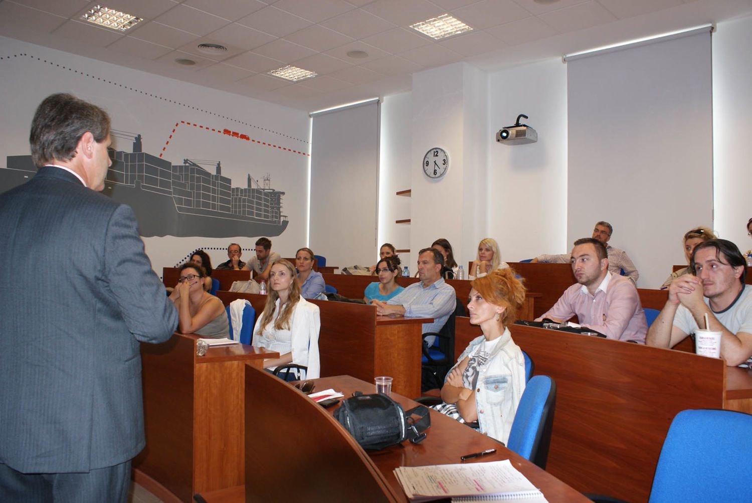 Una delegación de Macedonia visita el puerto de Valencia