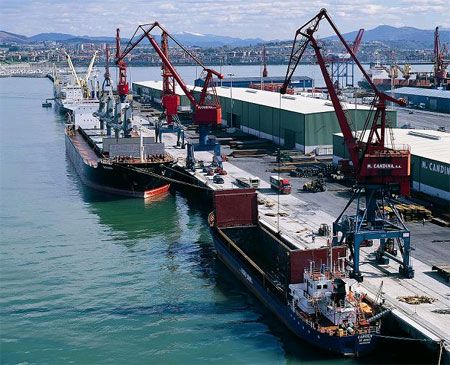 La nueva terminal de Petronor inicia su actividad en el puerto de Bilbao