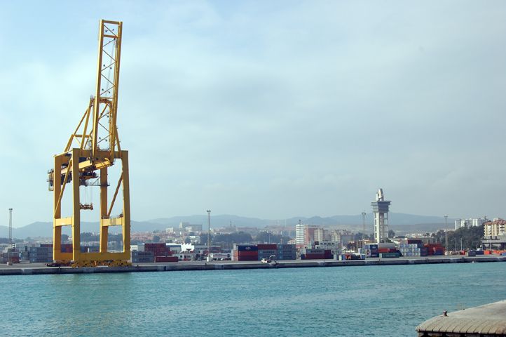 El puerto de Ferrol prepara la terminal de contenedores para la instalación de dos grandes grúas para la carga y descarga de portacontenedores