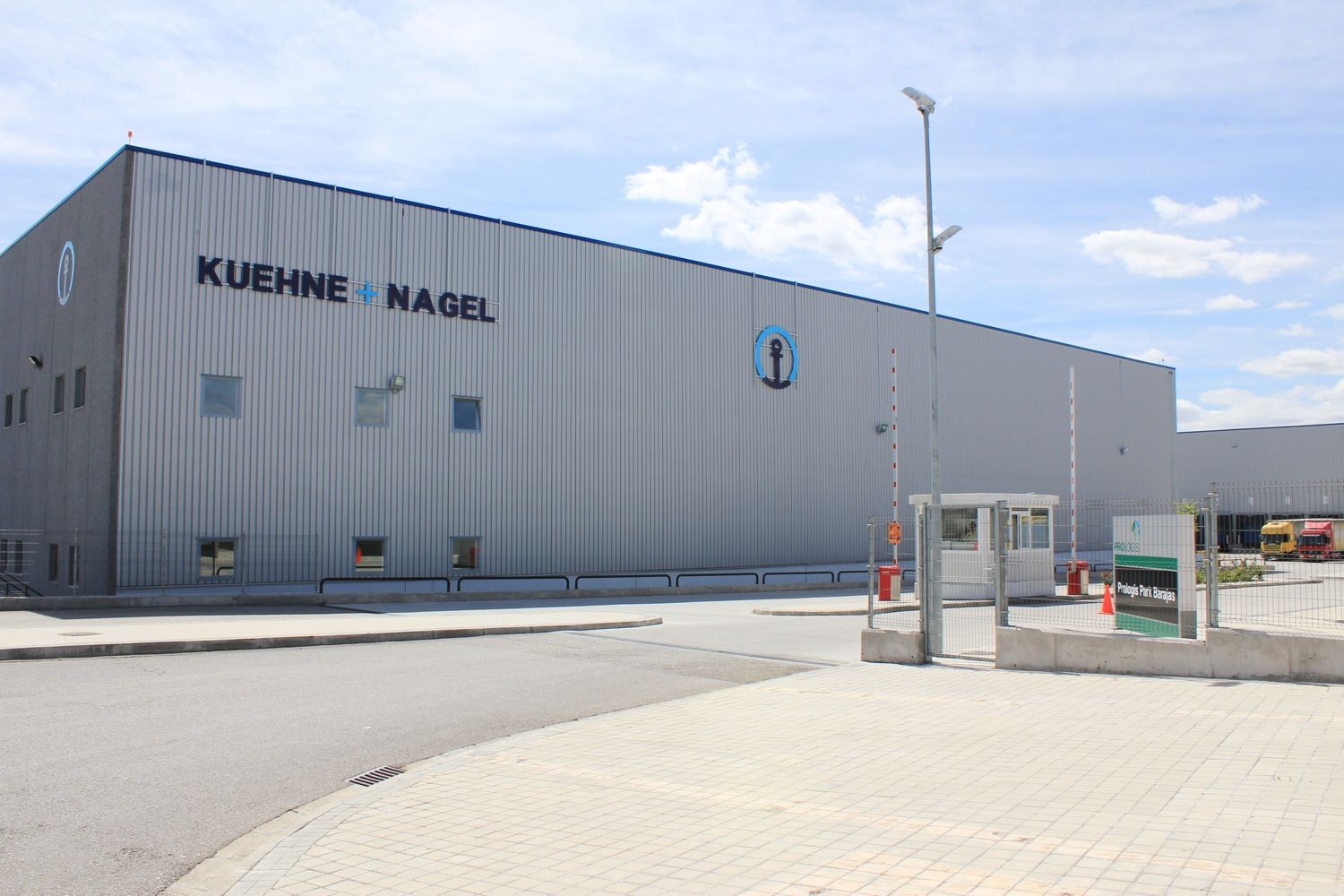 plataforma logistica con temperatura controlado aeropuerto de Barajas de Kuehne Nagel