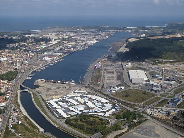 Vista aérea del puerto de Avilés.