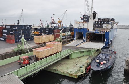El paro de transportistas perjudica las operaciones en el puerto de Bilbao