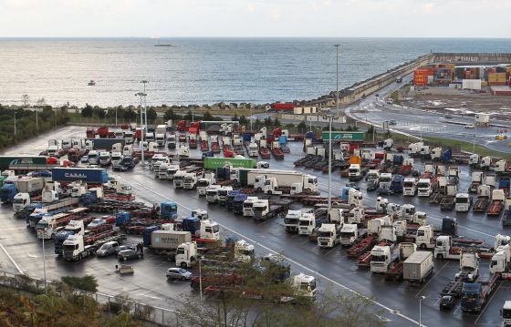 Camiones parados en el puerto de Bilbao con motivo de la huelga