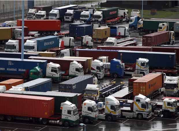 Camiones aparcados en el puerto de Bilbao