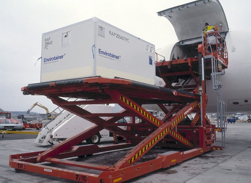 Contenedores Envirotainer para transporte aéreo con control de temperatura activa.