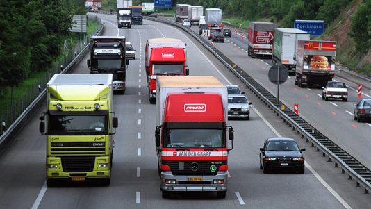 camiones circulando por una autopista en Francia