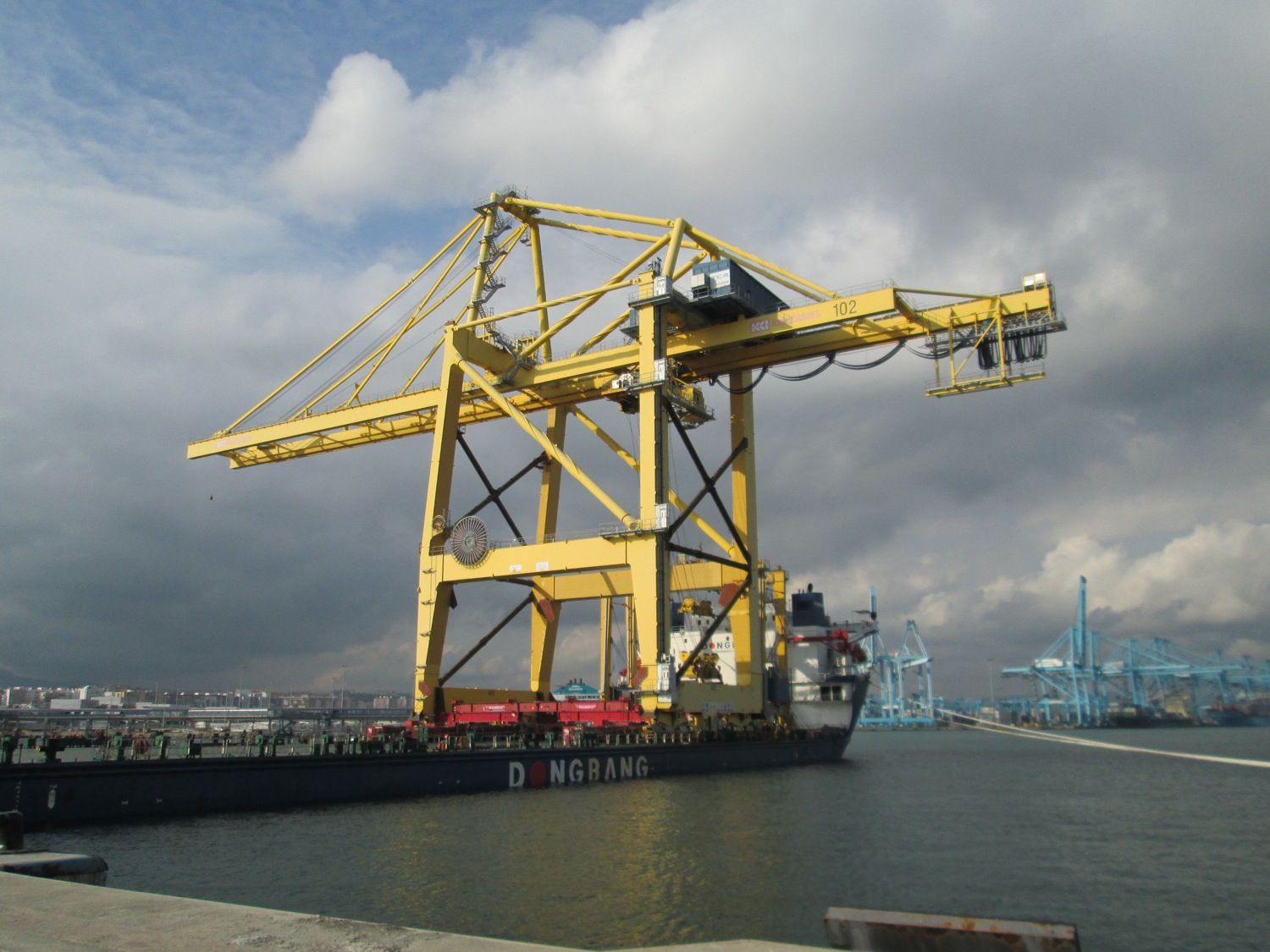 En camino a Ferrol, las dos grandes grúas para la terminal de contenedores