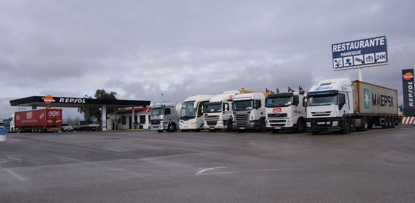 Aparcamiento en gasolinera de carretera en Antequera