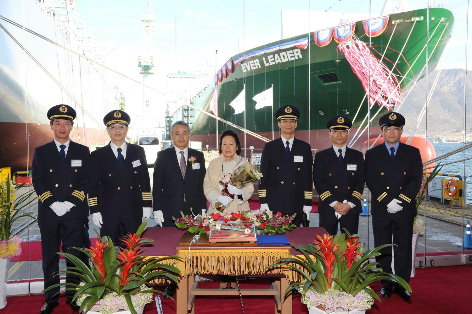 Bautizo del nuevo portacontenedores Ever leader de Evergreen