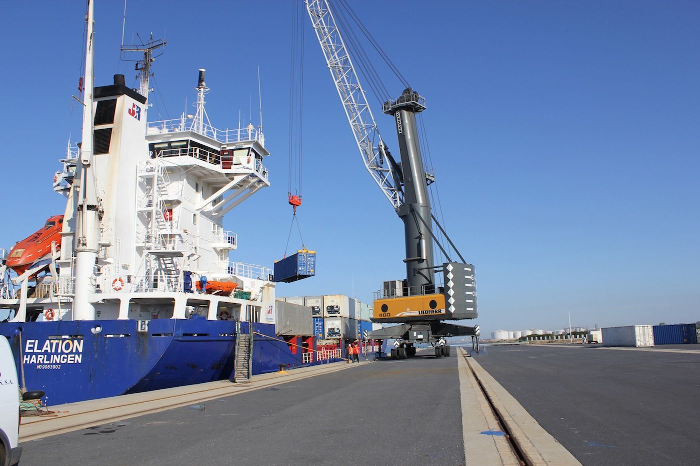 Carga de contenedores en el puerto de Huelva
